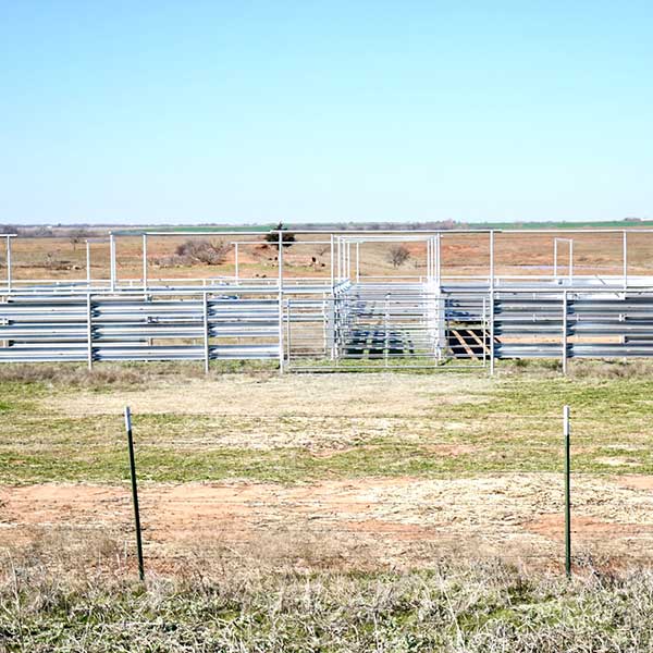 Davis Fencing of Walters, OK installs every sort of commercial and residential fencing, and livestock pens all over Southern Oklahoma and North Texas/.